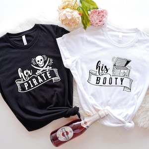 Her Pirate His Booty, camisas de férias de cruzeiro, camisetas engraçadas de casal, marido, esposa, namorada, camisa combinando de casal de cruzeiro, camisa engraçada de pirata