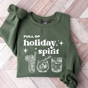 Bluza z kapturem Full Of Holiday Spirit, Sweter z motywem świątecznych duchów, Prezenty świąteczne, Koszulka świąteczna, Koszulka z napojami świątecznymi, Koszulka z motywem wina świątecznego