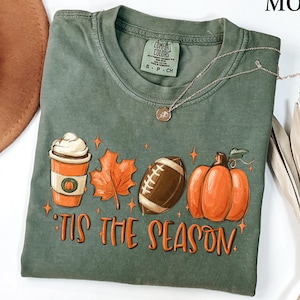 Comfort Colors® Tis The Season, Herbstkaffee-Shirt, heißer Kaffee-Shirt, Kaffee-Liebhaber-Shirt, Herbst-Shirt, Kürbis-Getränke, Kürbis-Gewürz-Shirt