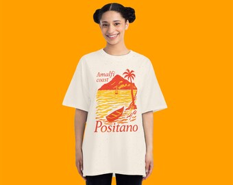 Könnte beinhalten: Cremefarbenes T-Shirt mit einem Grafikdesign der Amalfiküste, das einen Berg, ein Boot und eine Palme in Rot- und Orangetönen zeigt. Die Wörter "Amalfi coast" und "Positano" sind aufgedruckt.
