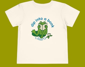 Dopp i en bok T-shirt för småbarn - Läsgroda Graphic Tee - Nyckfull barnbokälskare gåva
