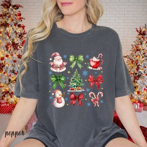 Camiseta navideña Comfort Colors, Lazos Coquette, Camiseta navideña moderna