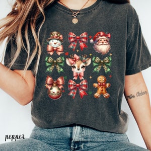 Camiseta navideña Comfort Colors, camiseta gráfica con lazo coqueto