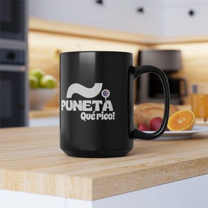 Puñeta Qué Rico! Caneca 15 onças, Porto Rico, Boricua, Café Portorricano, Café de PR, Por la mañana café, por la tarde ron