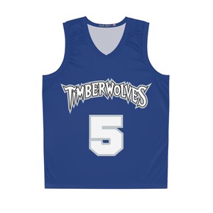 Puede incluir: Una camiseta de baloncesto azul con cuello en V. La camiseta presenta la palabra "TIMBERWOLVES" en blanco y gris en el pecho, con el número "5" en blanco con un contorno gris debajo. La camiseta es sin mangas.