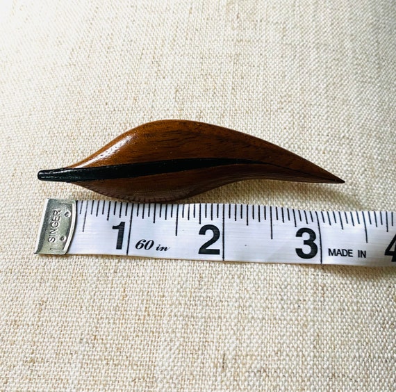 Vintage carved wood leaf brooch hand carved artis… - image 2