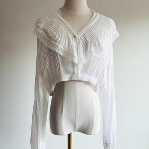 トップス Embroidery Pin tuck Blouse laubeblanc Beautifully Made White Cotton & Lace Tunic Top With Pin-tuck