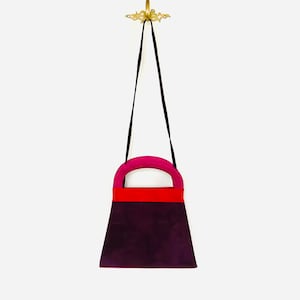 Cartera vintage Frenchy of California de ante en color morado y magenta con asa superior y correa cruzada en bloques de color
