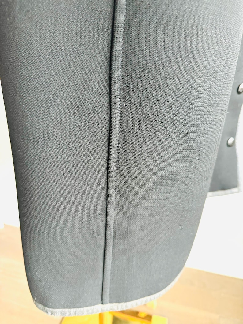 Vestido Courreges Paris Mod vintage de los años 60: negro midi con cierre a presión en la parte delantera, diseño icónico de la era espacial. imagen 6