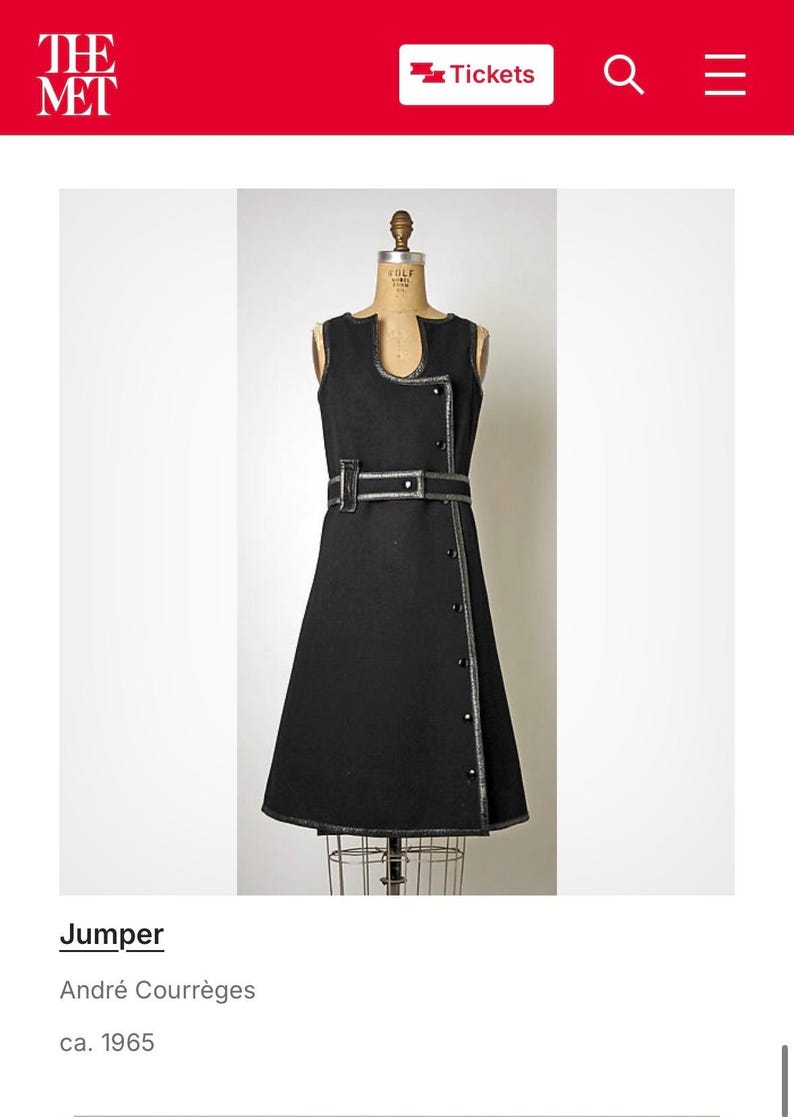 Puede incluir: Vestido negro sin mangas con un escote &uacute;nico y cintur&oacute;n a juego. El vestido presenta ribetes plateados y botones. El vestido se exhibe en un maniqu&iacute;. De la d&eacute;cada de 1960.