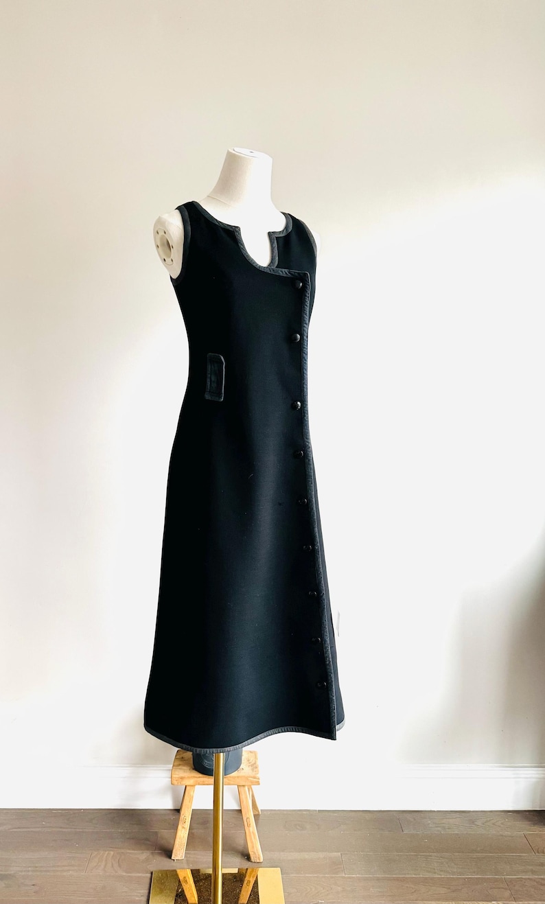 Vestido Courreges Paris Mod vintage de los años 60: negro midi con cierre a presión en la parte delantera, diseño icónico de la era espacial. imagen 1