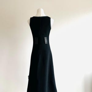 Vestido Courreges Paris Mod vintage de los años 60: negro midi con cierre a presión en la parte delantera, diseño icónico de la era espacial. imagen 9