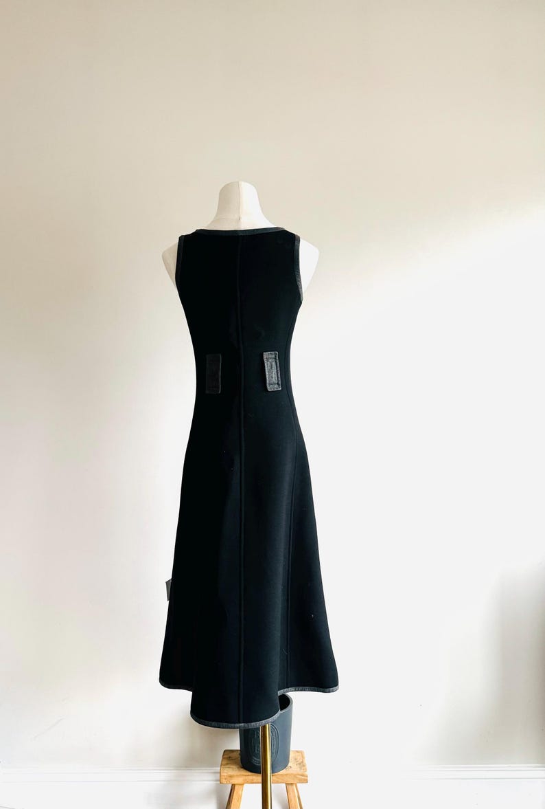 Vestido Courreges Paris Mod vintage de los años 60: negro midi con cierre a presión en la parte delantera, diseño icónico de la era espacial. imagen 9