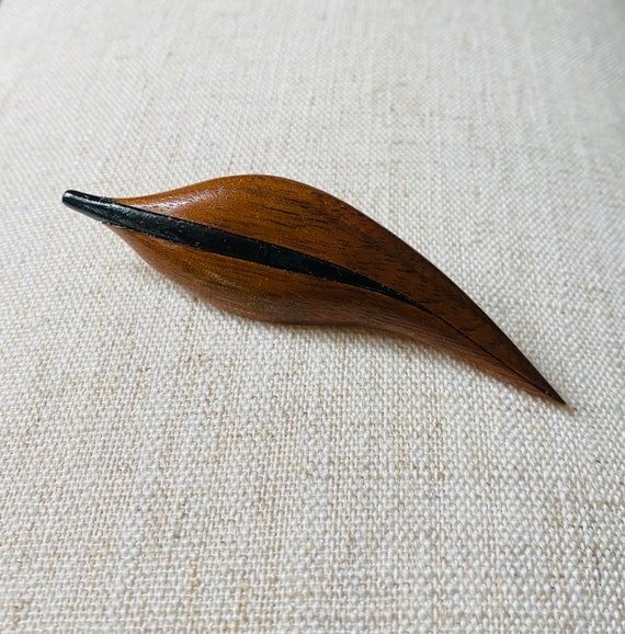 Vintage carved wood leaf brooch hand carved artis… - image 1