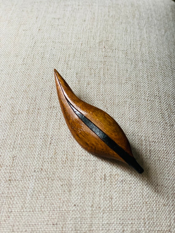 Vintage carved wood leaf brooch hand carved artis… - image 5