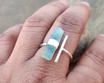 Anillo de plata de ley con aguamarina en bruto: Anillo ajustable con barra de cristal