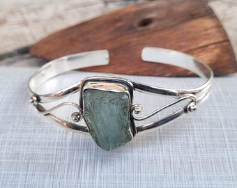 Brazalete de aguamarina cruda: brazalete de plata de ley