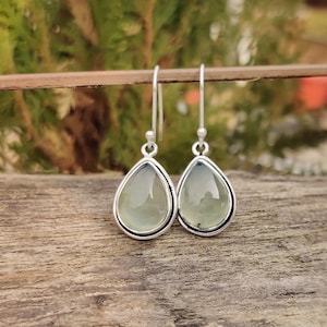 Pendientes de prehnita en forma de lágrima: piedra preciosa colgante de plata de ley 925