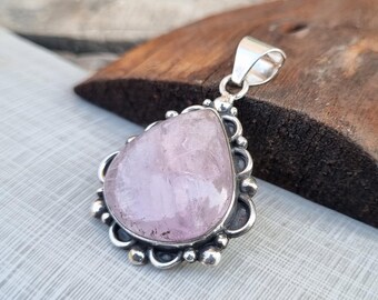 Collar con colgante de kunzita en plata de ley: joyería de piedras preciosas rosas