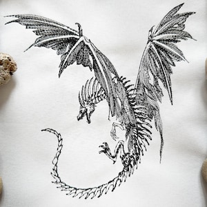以下が含まれることがあります： 翼を広げたドラゴンの骨格の白黒イラスト