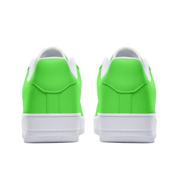 Groene suède sneakers met lichtroze details | Lage sneakers | Sacha | Sacha