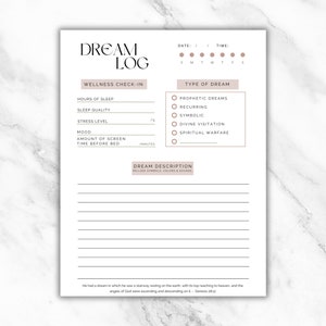 K&ouml;nnte beinhalten: Ein druckbares Traumtagebuch mit Abschnitten f&uuml;r Wellness-Check-in, Traumtyp und Traumbeschreibung. Das Tagebuch enth&auml;lt einen Kalender, einen Platz f&uuml;r Datum und Uhrzeit sowie ein Zitat &uuml;ber Tr&auml;ume aus der Bibel.