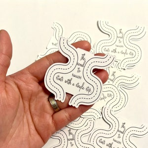 El camino hacia el éxito comienza con una pegatina de un solo paso / Viaje, Viaje, Blanco y negro