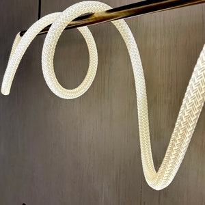 Pendelleuchte mit flexiblen LED-Seil