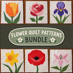 Puede incluir: Una colección de seis bloques de edredón cuadrados de tela con diseños de flores, incluyendo un tulipán, rosa, iris, narciso, amapola y lirio. Un letrero ovalado central muestra el texto FLOWER QUILT PATTERNS BUNDLE con pequeños iconos de flores.