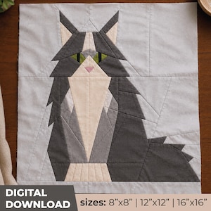 Op de afbeelding: Een stoffen quiltblokpatroon met een gestileerde kat in tinten antraciet, lichtgrijs en crème met groene ogen en een roze neus. Het ontwerp bevat de tekst DIGITAL DOWNLOAD en de maten: 8"x8" | 12"x12" | 16"x16".