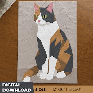 Puede incluir: Un patrón de acolchado de papel con un gato calicó en tonos blanco, gris carbón y bronceado sobre un fondo beige claro. El diseño incluye segmentos geométricos y el texto: DIGITAL DOWNLOAD sizes: 12"x16" | 15"x20".
