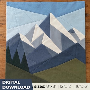 Peut inclure: Un bloc de courtepointe en tissu carré présentant un paysage de montagne géométrique dans des tons de bleu, blanc et vert olive. Le motif inclut des sommets angulaires et des arbres vert foncé. Le texte indique : DIGITAL DOWNLOAD sizes: 8"x8" | 12"x12" | 16"x16".