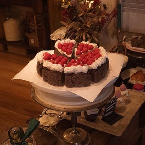 Ciasto czekoladowo-truskawkowe, deser, pieczenie, jedzenie, wyjątkowe, słodko pachnące świece sojowe z wosku pszczelego, specjalne, spersonalizowane prezenty ślubne, ręcznie robione naturalne świece