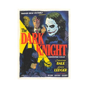 Puede incluir: Un p&oacute;ster de pel&iacute;cula de The Dark Knight con Batman en primer plano, y el Joker, Dos Caras y el Espantap&aacute;jaros al fondo. El texto dice Warner Bros. Pictures Presents The Dark Knight Directed by Christopher Nolan, Christian Bale, Heath Ledger.