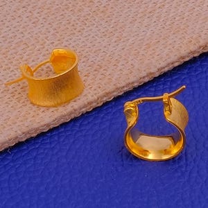 ハンドメイドの金メッキスターリングシルバーフープイヤリング：ブラッシュテクスチャーハギーズ