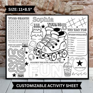 Könnte beinhalten: Anpassbares Aktivitätsblatt in Schwarzweiß, 28 x 22 cm groß, mit einem Suchrätsel, Tic-Tac-Toe, einem Wortsuchspiel, Verbinde-die-Punkte und anderen Spielen. Das Blatt enthält Rollschuhe, eine Geburtstagstorte und den Text "Sophia Turns 5".