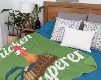 Può includere: Coperta in pile verde con un gallo dei cartoni animati in una botte e il testo "Chicken Whisperer".