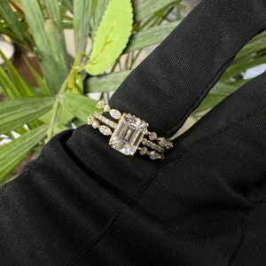 Moissanite Brautring Set, Verlobungsring, 925 Silber Ring, 14k Vergoldeter Stapelring, Smaragdschliff, 3-Band Ring Bild 3
