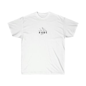 Könnte beinhalten: Weißes T-Shirt mit einer schwarz-weißen Grafik eines Vogels mit dem Wort "BABE" darunter.