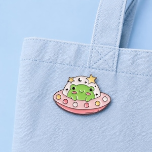 Pin's émaillé grenouille mignonne | Pin's grenouille extraterrestre kawaii | Badge grenouille pastel pour sacs, vestes et sacs italiens | Pin's émaillé mignon