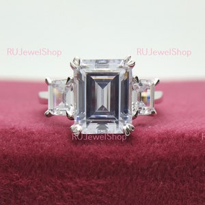 Drei Stein Smaragd Schliff Moissanite Verlobungsring, Seite Trapez Diamant, 10K/ 14K Gold Drei Stein Verlobungsring, Smaragd und Trapez