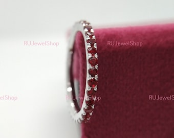 Sierlijke Ruby stapelen eeuwigheid band zilveren minimalistische band Ruby band juli Birthstone cadeau voor haar delicate band eeuwigheid band sierlijke Ruby band