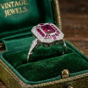 Bague de fiançailles rétro vintage Art déco des années 1900, sertie d'un rubis rouge émeraude de 4,20 carats, en argent 935 Argentium. Bague ancienne pour femme.