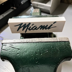 ¡Miami Vice! Mordazas de tornillo de banco suaves personalizadas: mejore su experiencia en el banco de trabajo con un agarre perfecto e imanes de neodimio