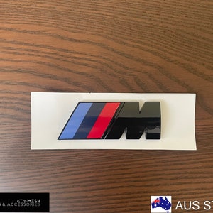 BMW Auto-Fußmatte BMW M Emblem Schwarz Glanz Kotflügel Logo Seite M Paket  45x15 (1 St)