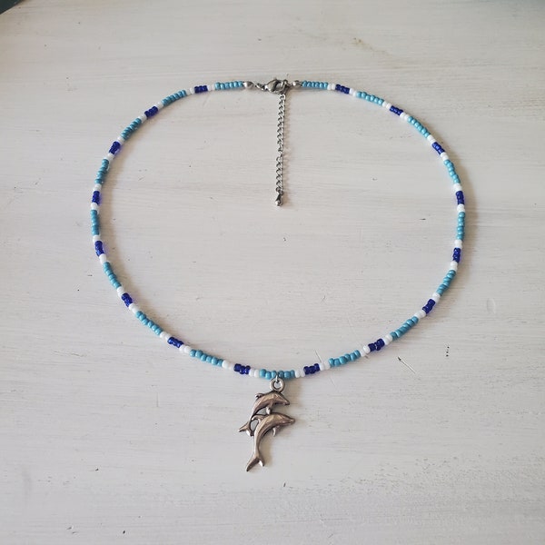 Collier en perles de rocaille bleues avec pendentif dauphin, collier en acier inoxydable parfait pour la plage