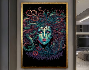 Puede incluir: Impresión artística enmarcada que representa a Medusa. La obra muestra el rostro de una mujer con serpientes como cabello, en tonos turquesa, rojo y morado sobre un fondo negro. El marco es dorado.