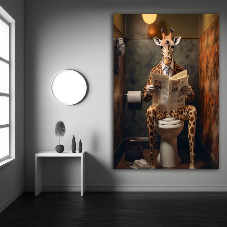K&ouml;nnte beinhalten: Eine Giraffe in Anzug und Krawatte sitzt auf einer Toilette in einem Badezimmer und liest eine Zeitung. Das Badezimmer ist mit einer gr&uuml;n-braunen Tapete dekoriert.