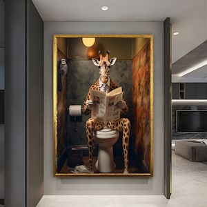 K&ouml;nnte beinhalten: Eine gerahmte Illustration einer Giraffe im Anzug und Krawatte, die auf einer Toilette sitzt und eine Zeitung liest.