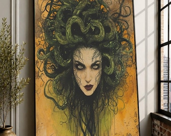 Könnte beinhalten: Ein gerahmter vertikaler Wandkunstdruck mit einer stilisierten Illustration einer Figur mit dunklem Haar und grünen Schlangen, die sich auf dem Kopf winden. Der Hintergrund ist in strukturiertem, verwittertem Senfgelb mit dunklen Tintenflecken.